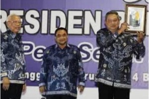 Presiden SBY saat menerimas penghargaan Sahabat Pers.